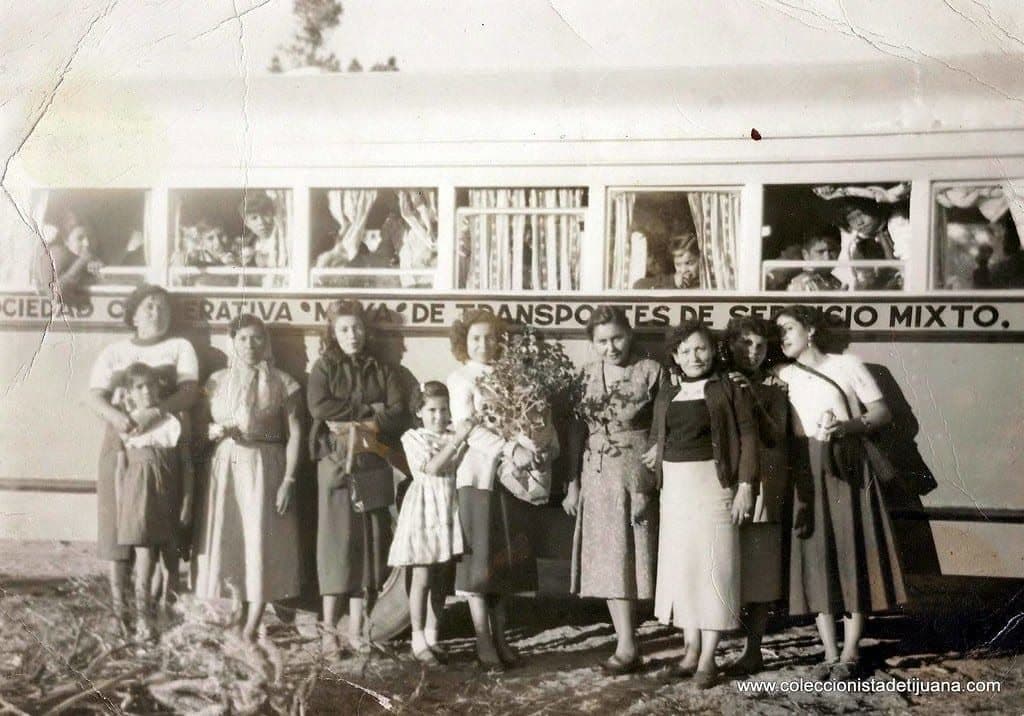 Familias del valle frente a un camión de la Sociedad Cooperativa Maya de Transportes de Servicio Mixto