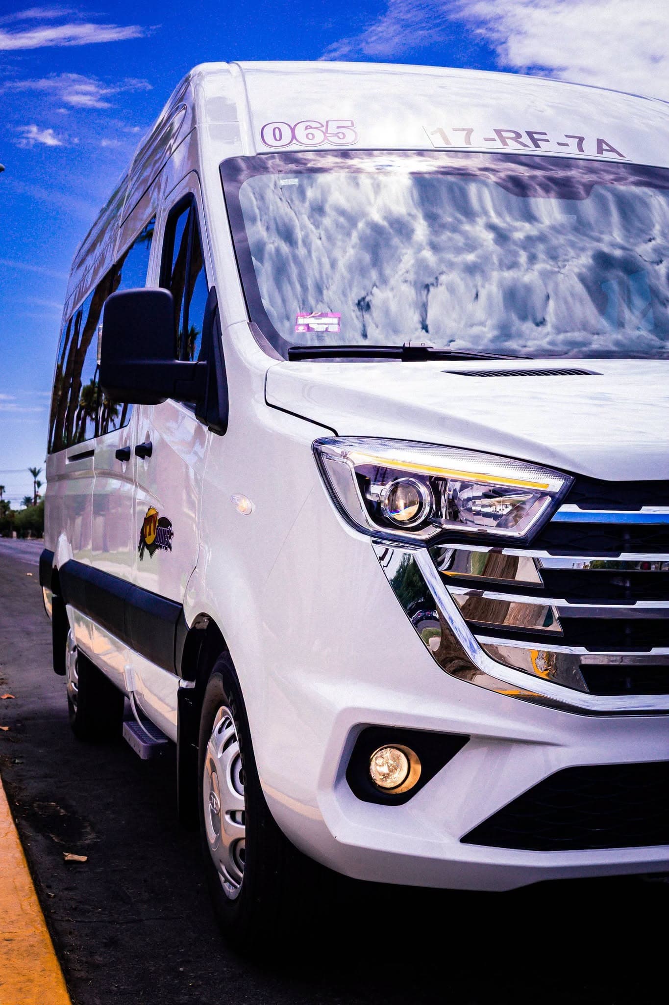 Frente de la camioneta JAC Sunray de 18 pasajeros