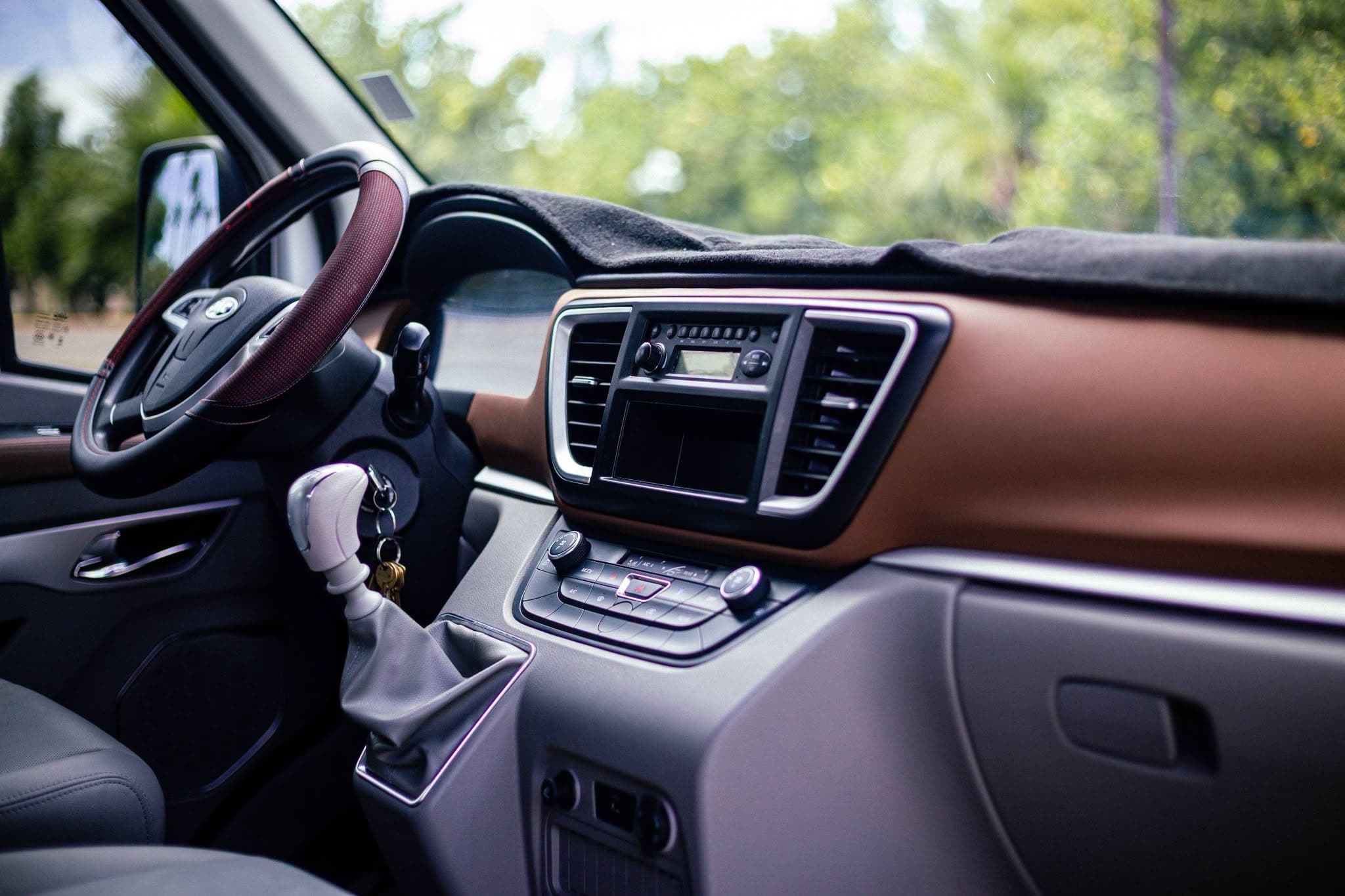Interior de la camioneta con asientos reclinables