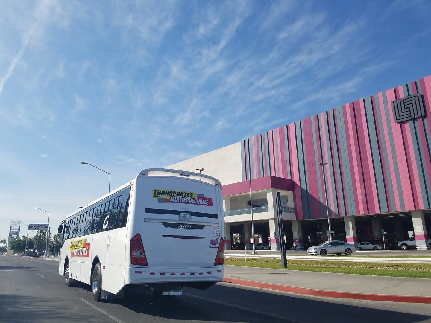 Autobús de Transportes Mixtos del Valle frente a Plaza La Cachanilla